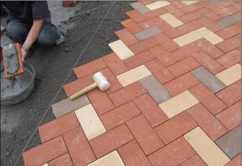 陶土烧结砖的垫层砂施工应满足什么要求？